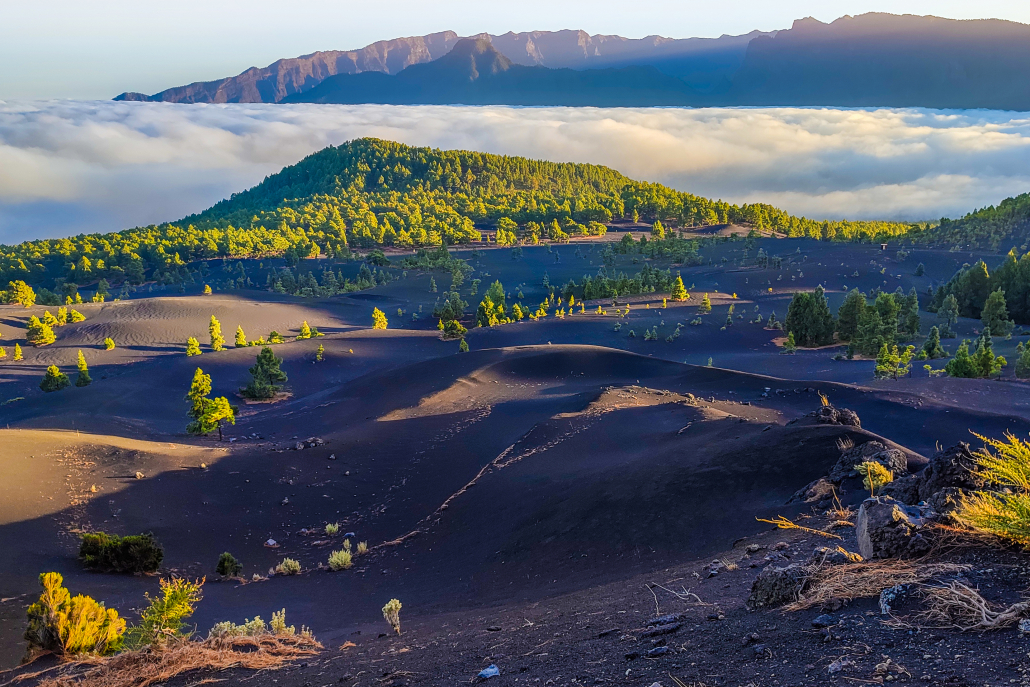 Caldera de Taburiente con mar de nubes desde la Ruta de los volcanes de Cumbre Vieja