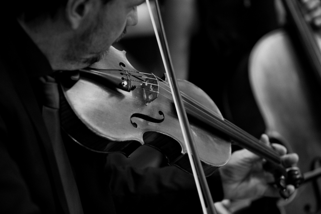 Instrumentos de cuerda, violín y violonchelo
