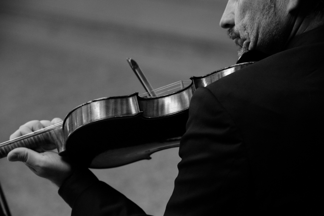 Instrumentos de cuerda, violín y violonchelo