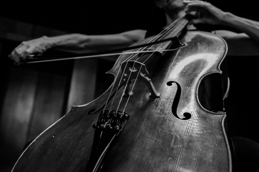 Instrumentos de cuerda, violín y violonchelo