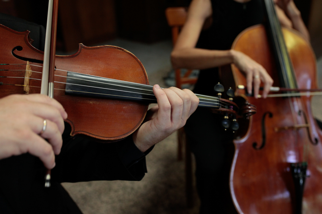 Instrumentos de cuerda, violín y violonchelo