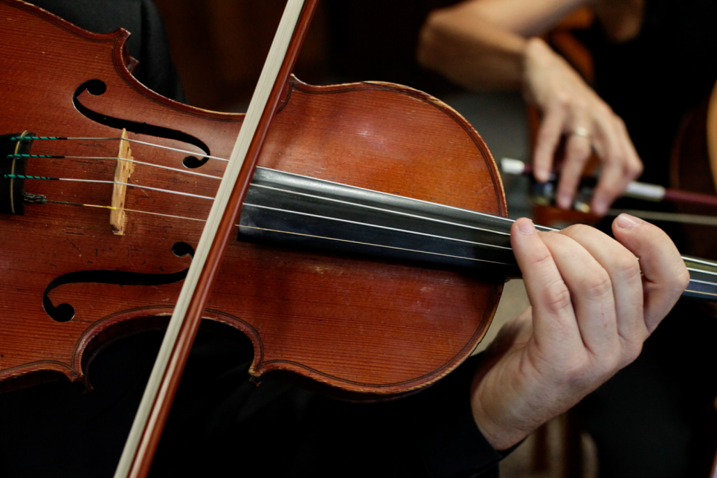 Instrumentos de cuerda, violín y violonchelo